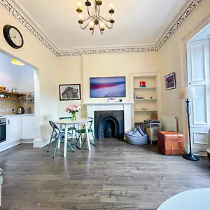 open-plan-2-bed-apt-near-edinburgh-castle.edinburghhotelsuk.org/